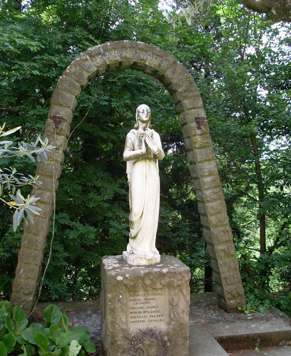 figura femminile (monumento ai caduti - a cippo) - ambito toscano (sec. XX)