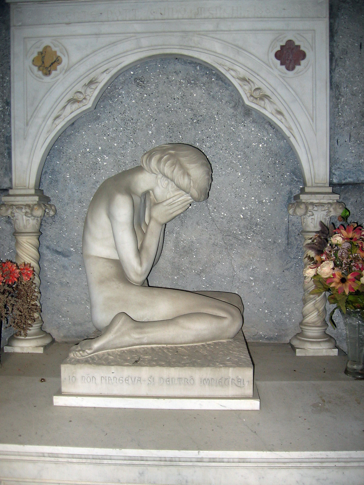 Figura femminile in preghiera e busto del soldato (monumento ai caduti - a lapide) di Guazzini Lorenzo (sec. XX)