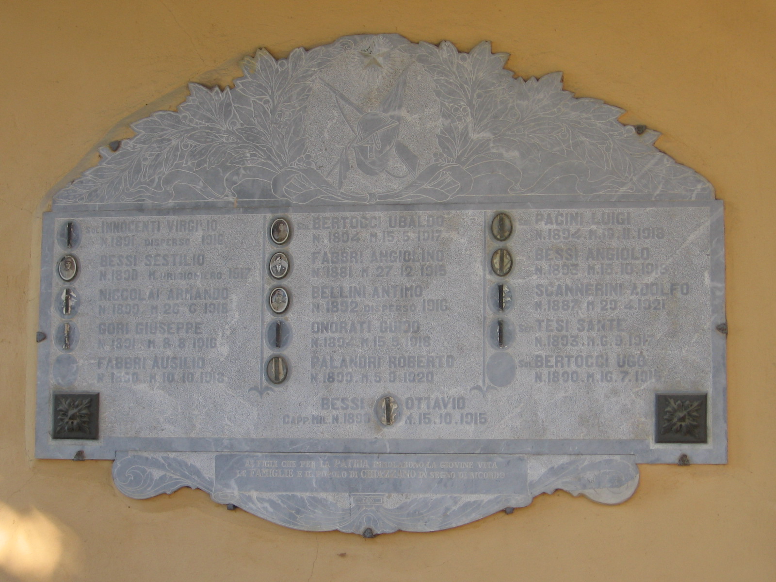 trofeo d'armi (lapide commemorativa) di Casucci Ferruccio (sec. XX)