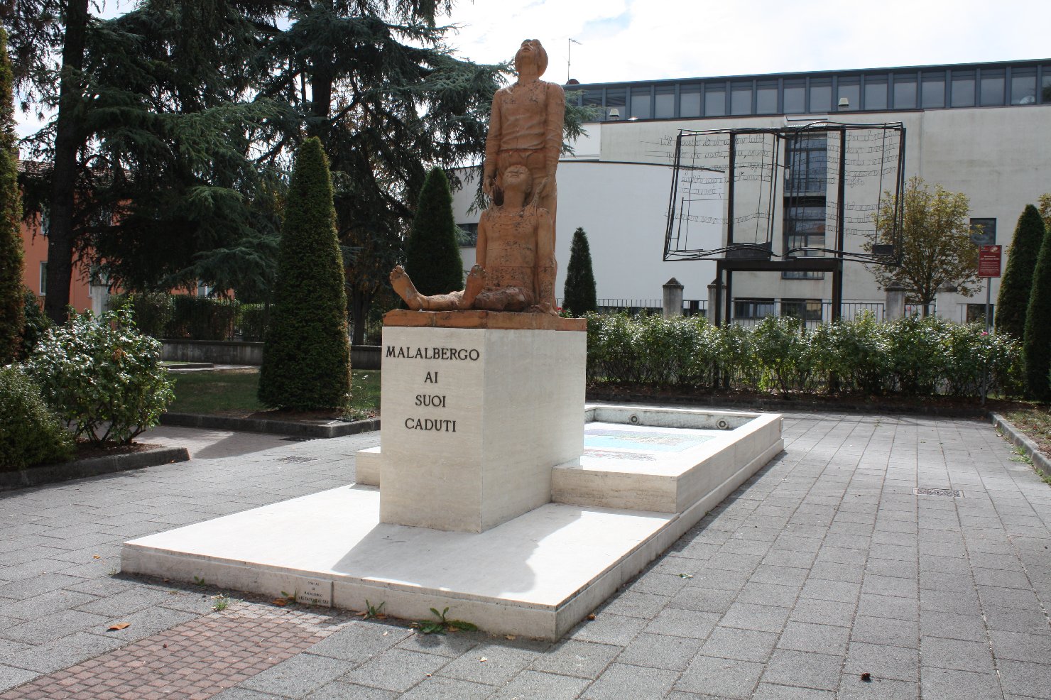 allegoria della morte del soldato (monumento ai caduti - a cippo) di Valla Rito (attribuito), Cosentino Gennaro (attribuito) (sec. XX)
