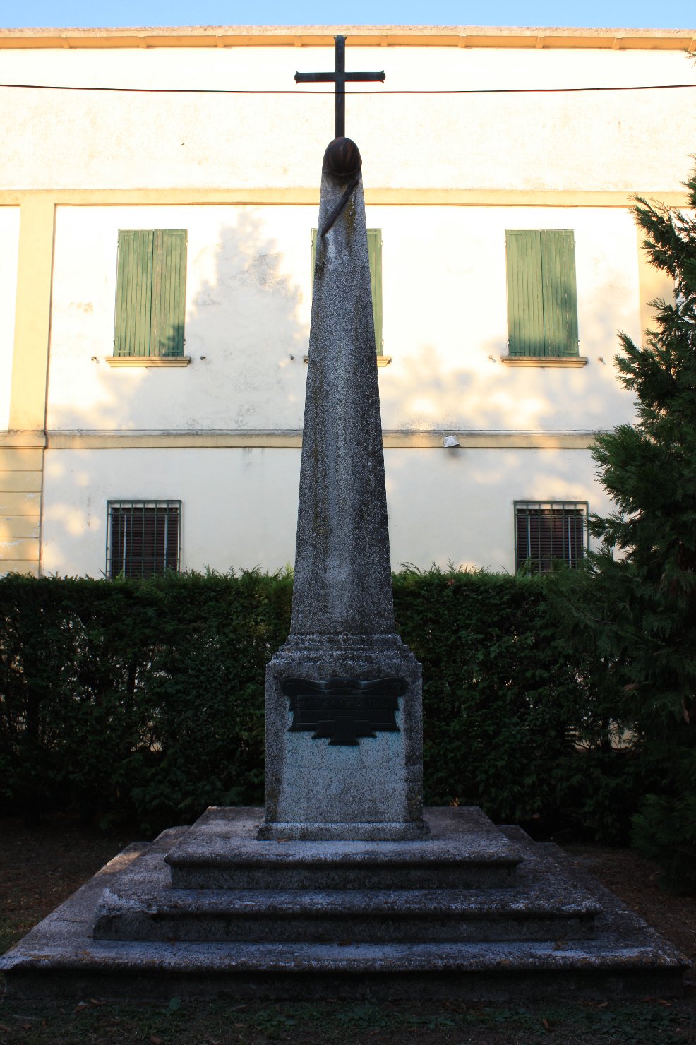 monumento ai caduti - ad obelisco - bottega ferrarese (sec. XX)