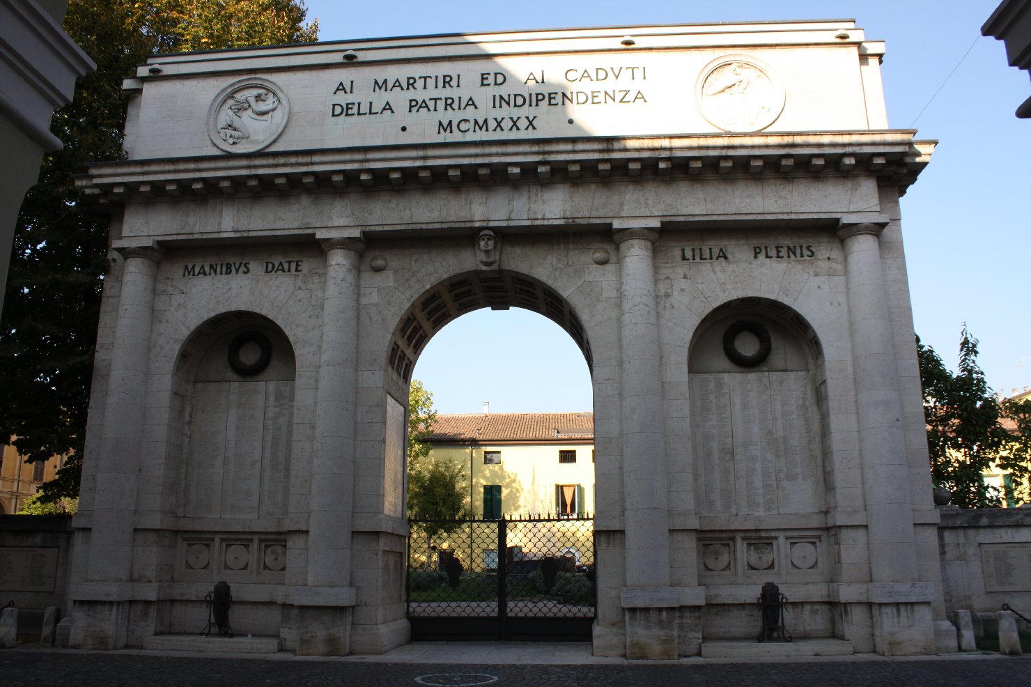 allegoria del soldato e della Vittora (monumento ai caduti) di Costa, Gian Francesco (attribuito), Alberghini Antonio (attribuito) (sec. XX)