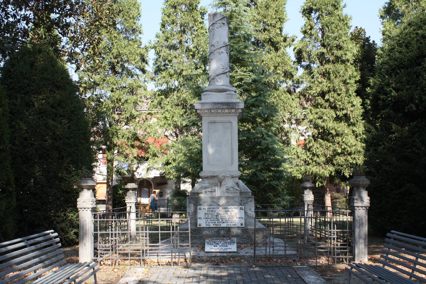 allegoria della Vittoria (monumento ai caduti - a colonna spezzata) di Zacchini Giuseppe (attribuito) (sec. XX)