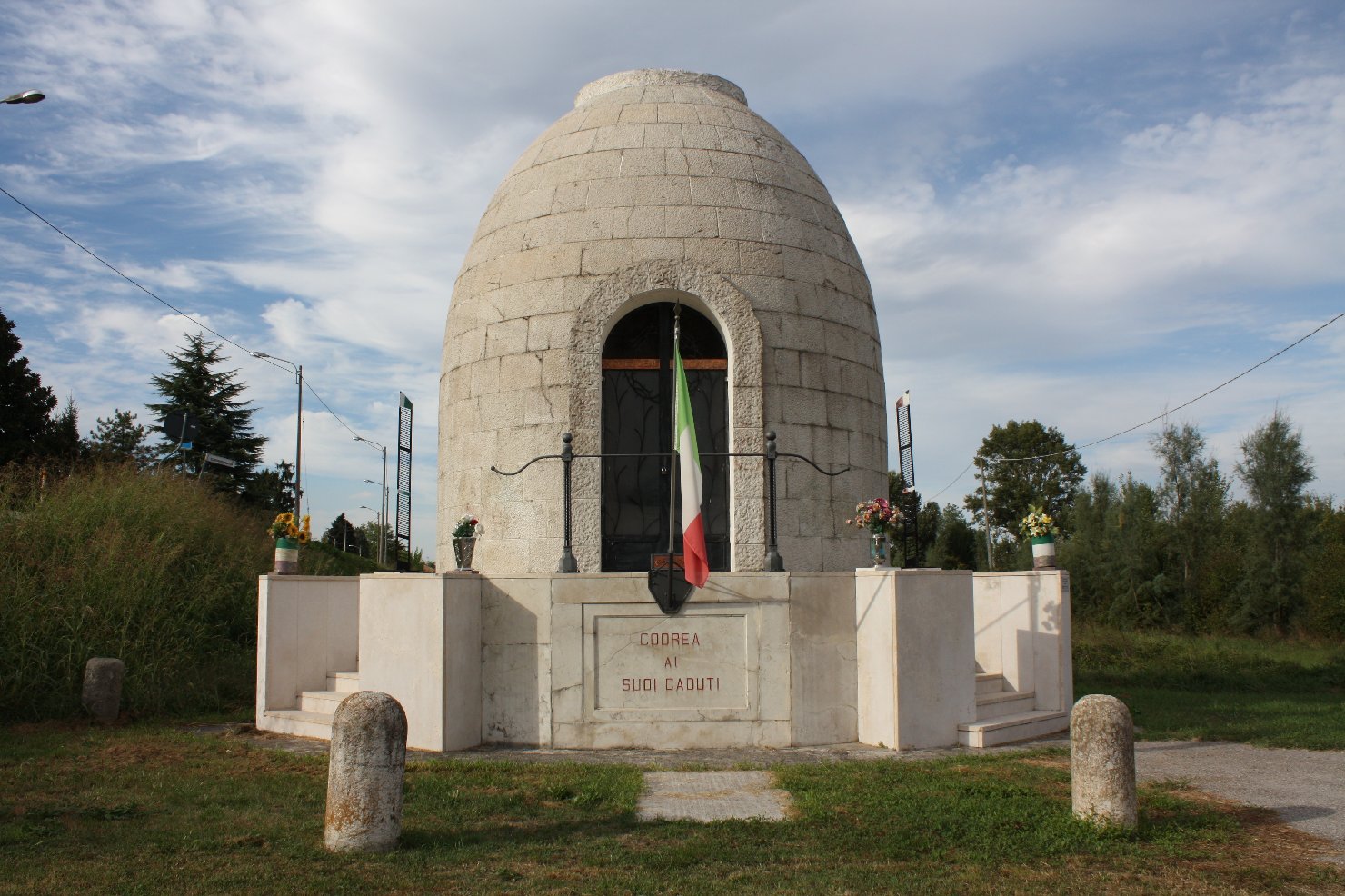 Morte del soldato (monumento ai caduti - a tempietto) - ambito ferrarese (sec. XX)