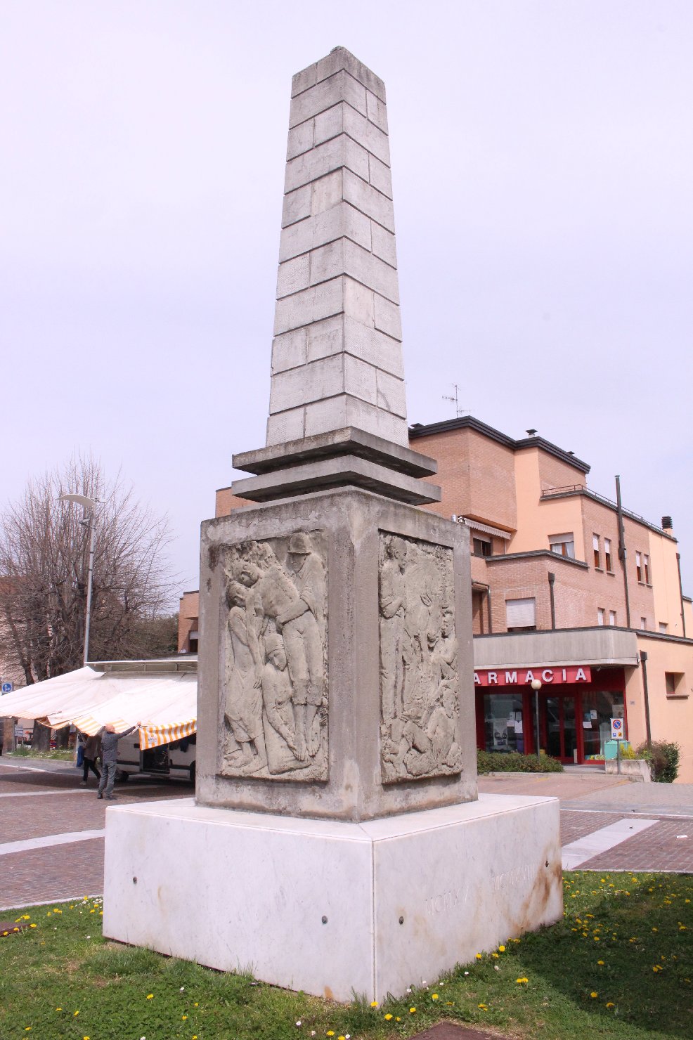 monumento ai caduti - ad obelisco di Ferretti Luigi - ambito reggiano (sec. XX, sec. XX)