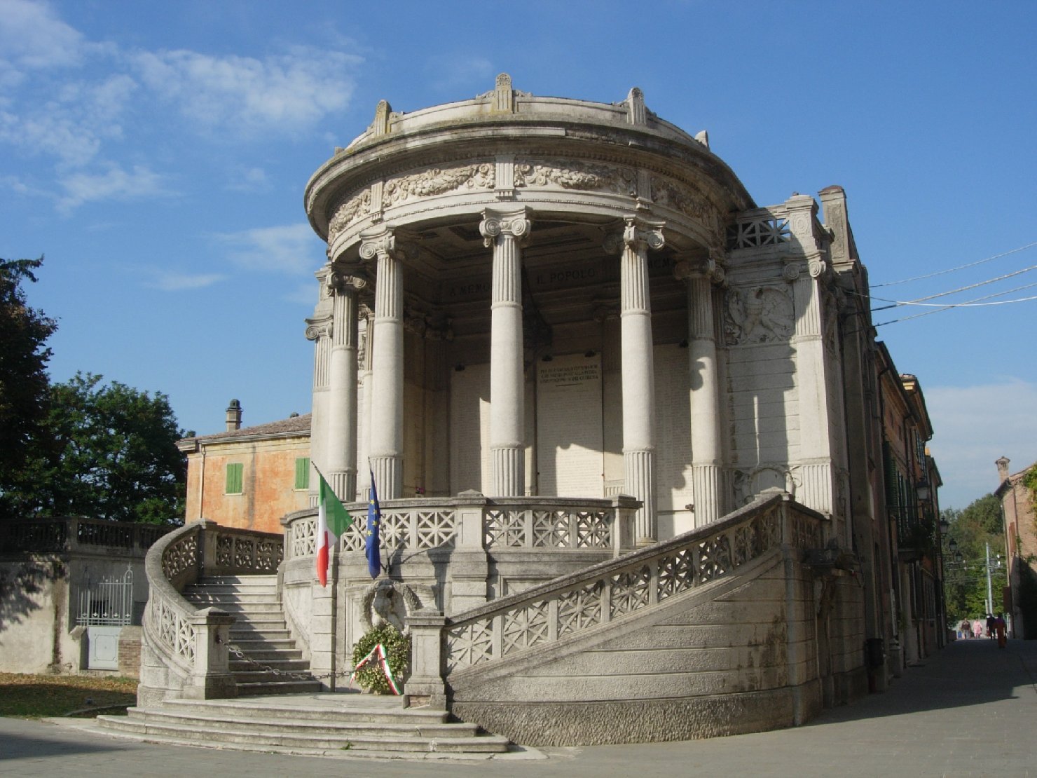 allegoria della Vittoria come aquila (monumento ai caduti - a tempietto) di Roncaglia Aldo (sec. XX)