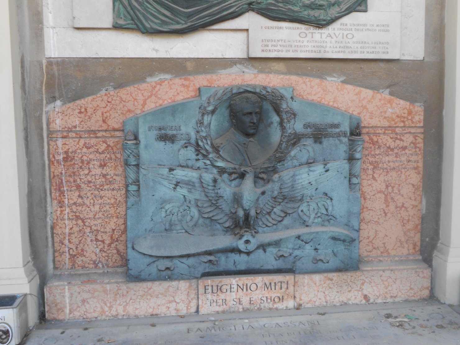 ritratto di Eugenio Miti con i simboli dell'aviazione (lapide tombale) di Veronesi Pietro (sec. XX)