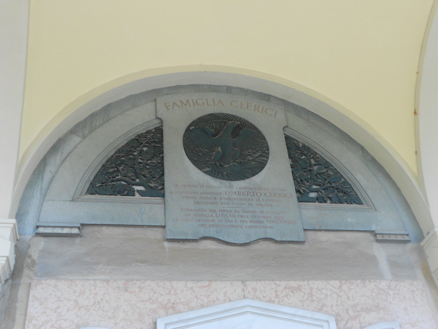 aquila su elica (lapide tombale) di Raimondi Alberto (sec. XX)