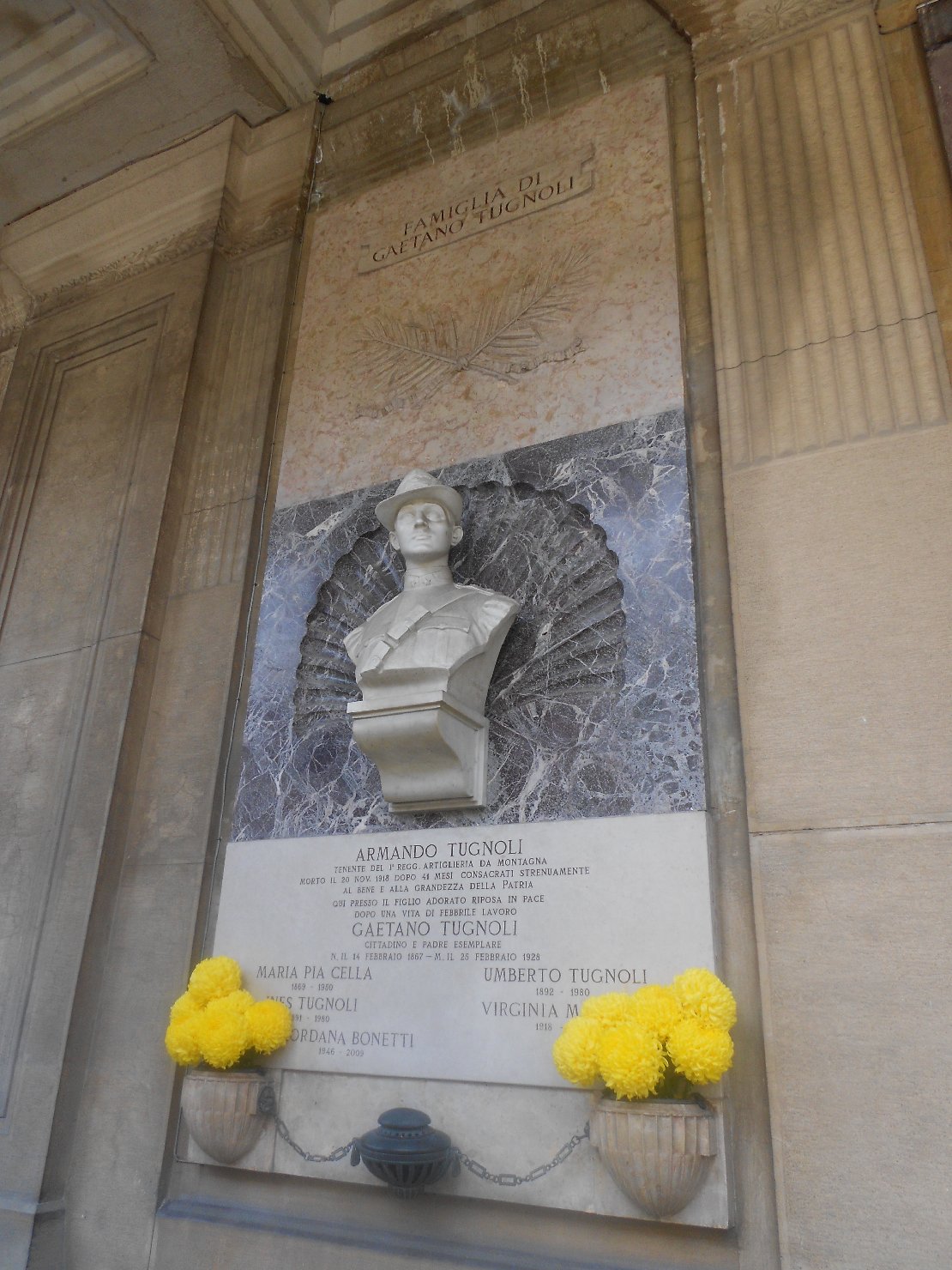 ritratto di Armando Tugnoli (lapide tombale) di Veronesi Pietro (sec. XX)