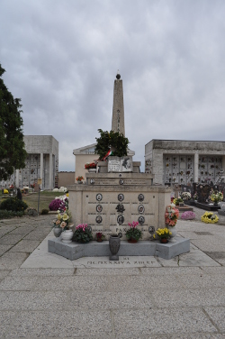 monumento ai caduti - ad obelisco - ambito ferrarese (sec. XX)