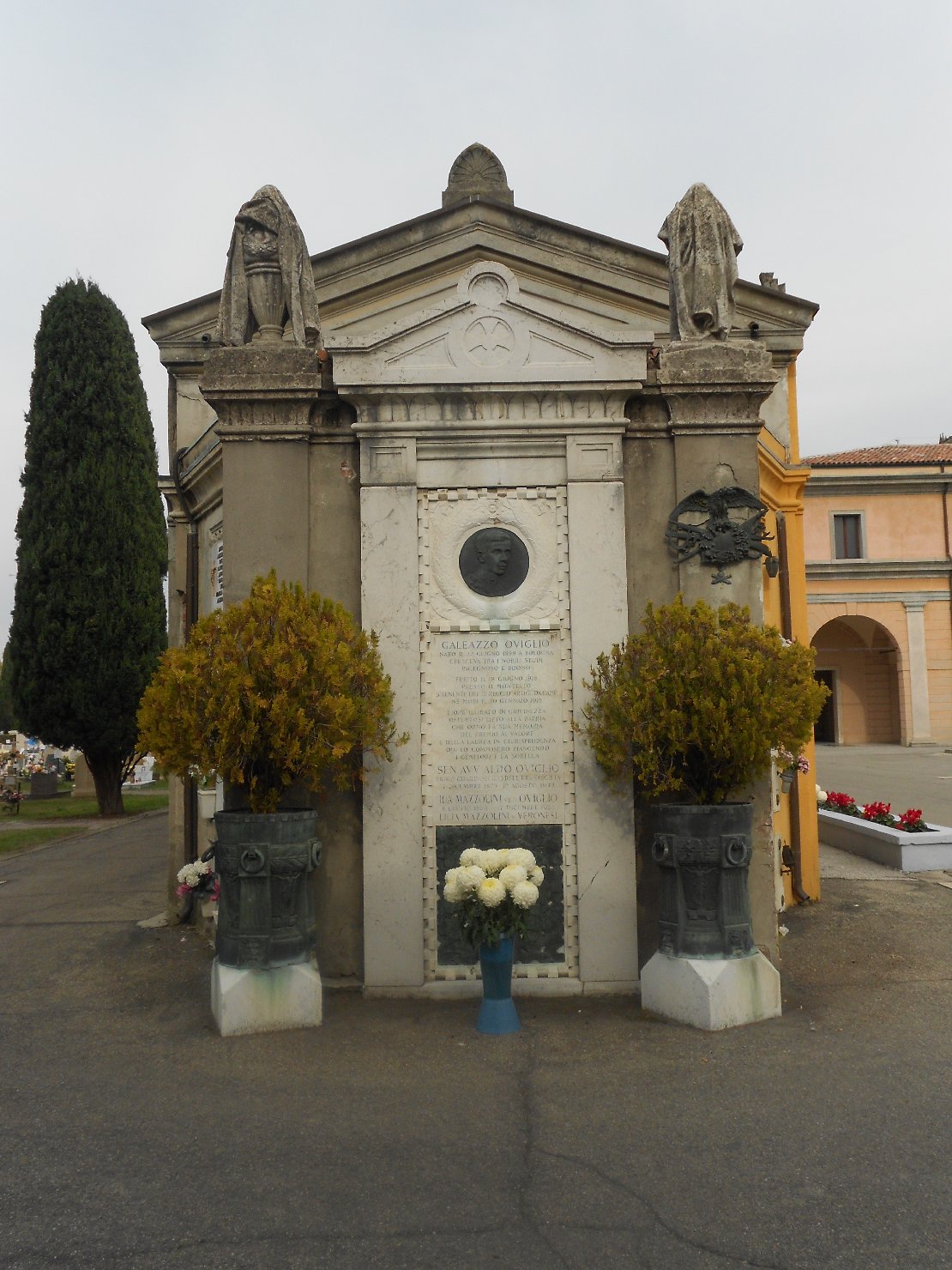 ritratto di Galeazzo Oviglio, trofeo di armi sormontato dalla vittoria, quercia (monumento funebre) di Montaguti Silverio (sec. XX)