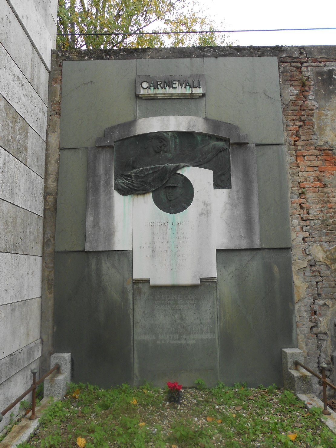 ritratto di Giorgio Carnevali, allegoria della Patria (monumento funebre) di Borghesani Alfonso (sec. XX)
