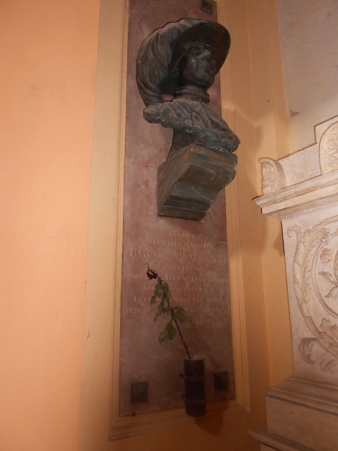 ritratto di Ugo Garagnani (lapide tombale) di Sarto Mario (sec. XX)