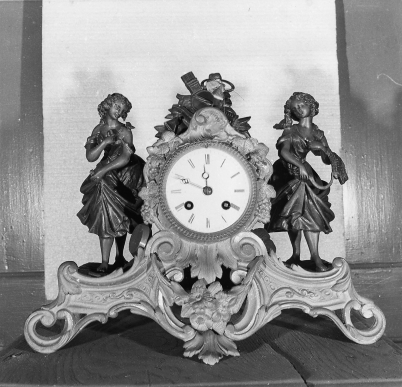 coppia di fanciulle che danzano (orologio - da mensola, opera isolata) - manifattura francese (secondo quarto sec. XIX)