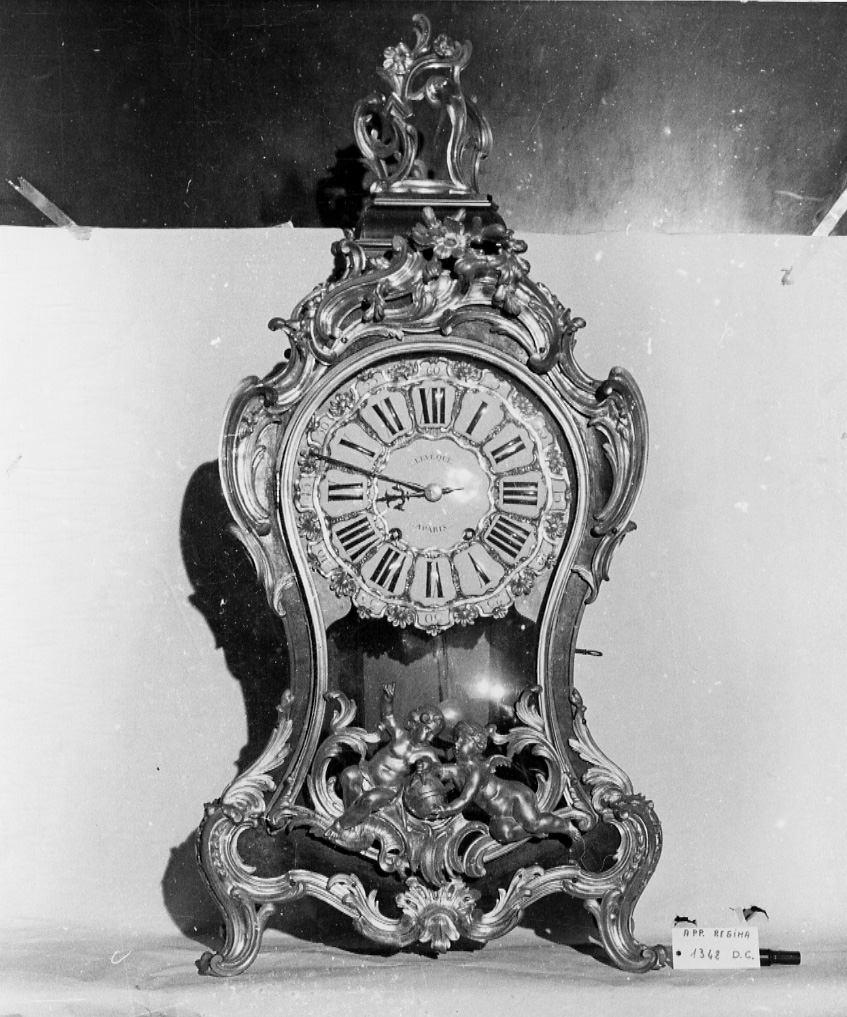 putti con globo e compasso (orologio - da mensola, opera isolata) di Levèque Michel - manifattura francese (terzo quarto, terzo quarto sec. XVIII, sec. XVIII)