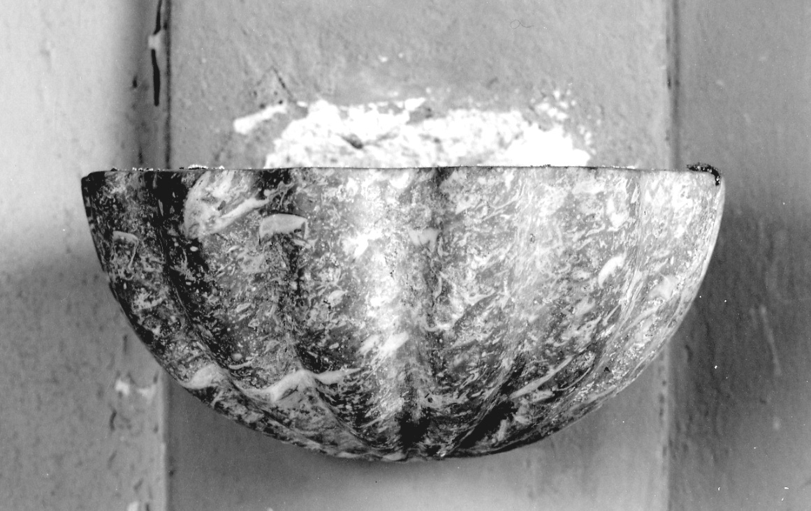 acquasantiera - a conchiglia, opera isolata - ambito piemontese (primo quarto sec. XVIII)