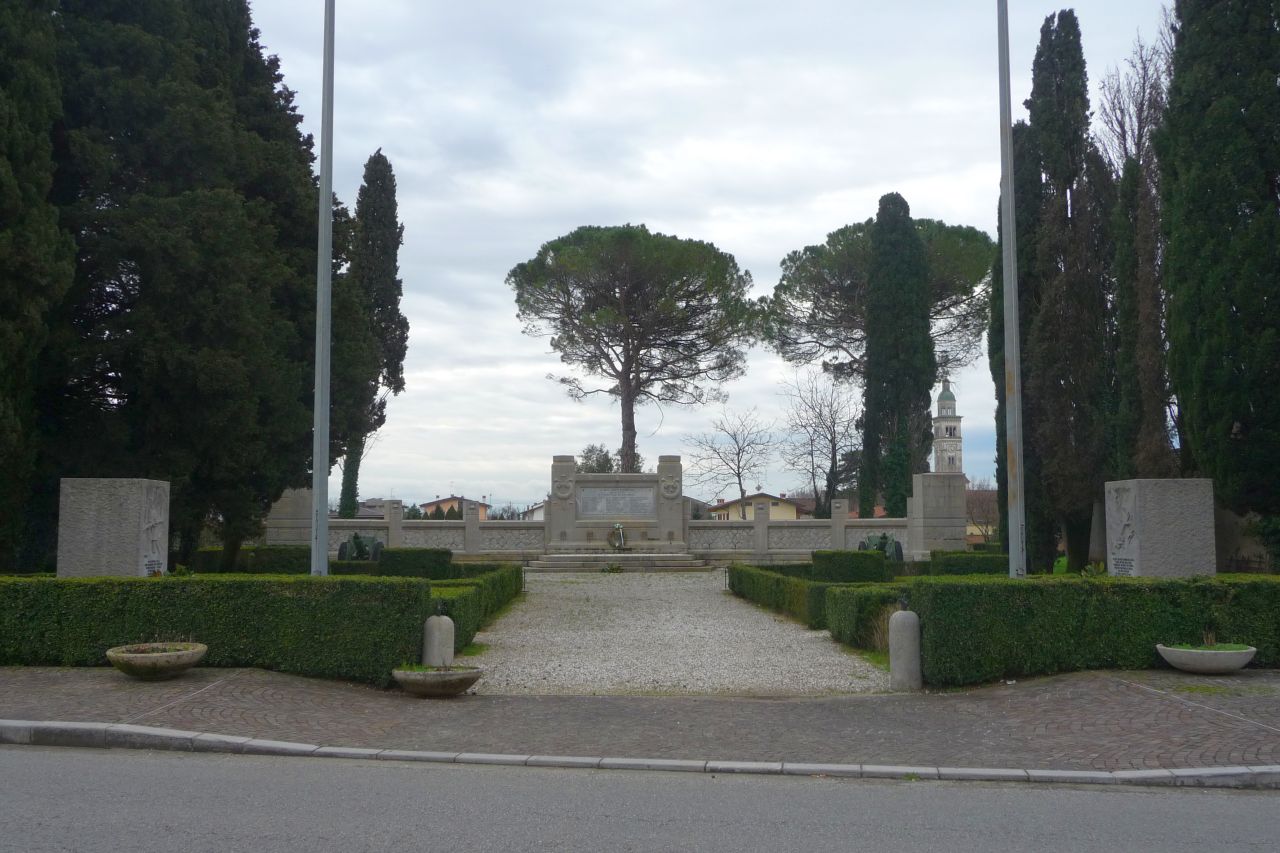 soggetto assente (monumento ai caduti - ad emiciclo, opera isolata) di Cirilli Guido (attribuito) (primo quarto XX)