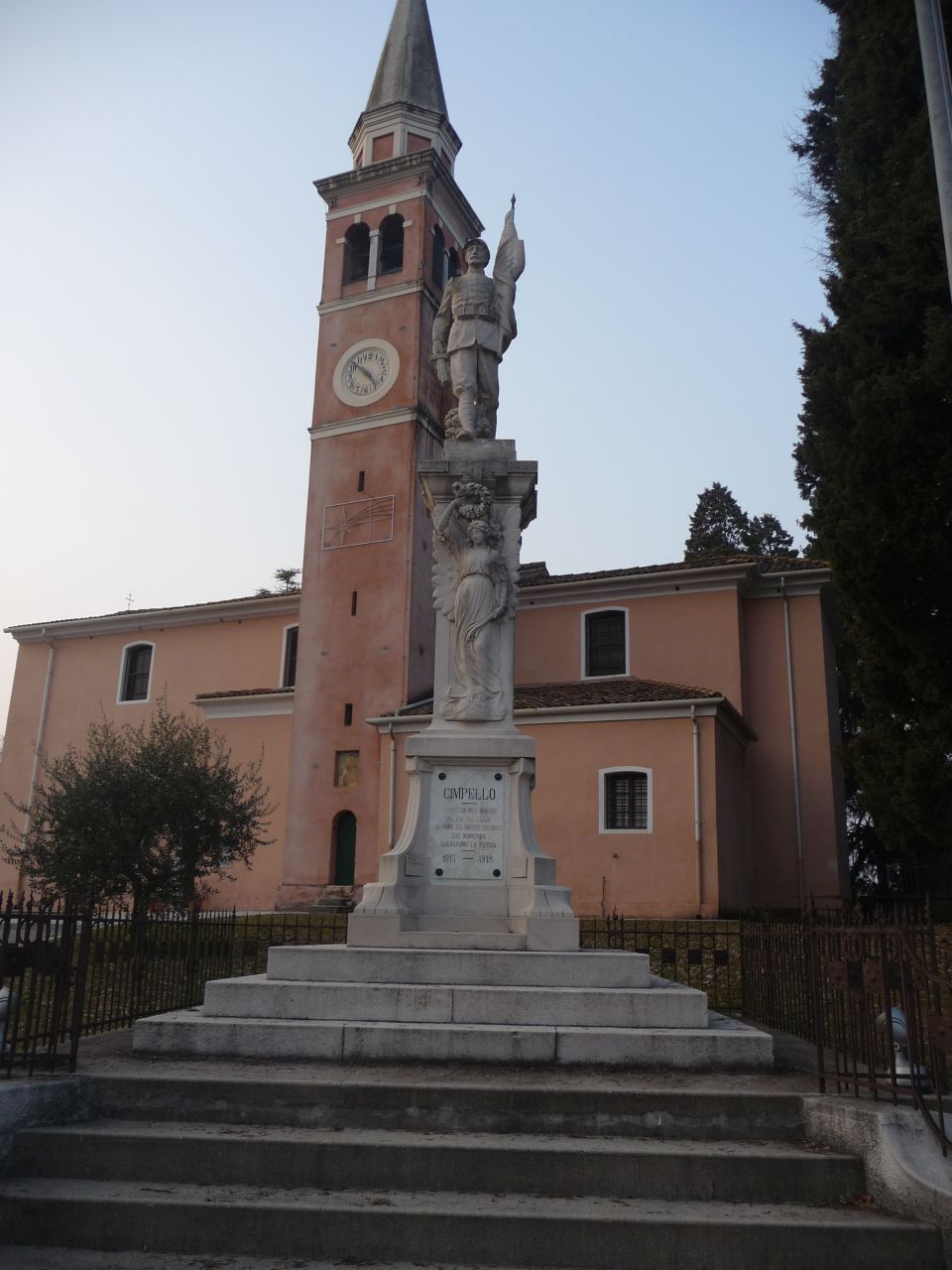 allegoria della Vittoria, figura di soldato che porta la bandiera (monumento ai caduti - a basamento, opera isolata) di Celotti Vittorio (attribuito), Furlan Domenico (attribuito) (primo quarto XX)