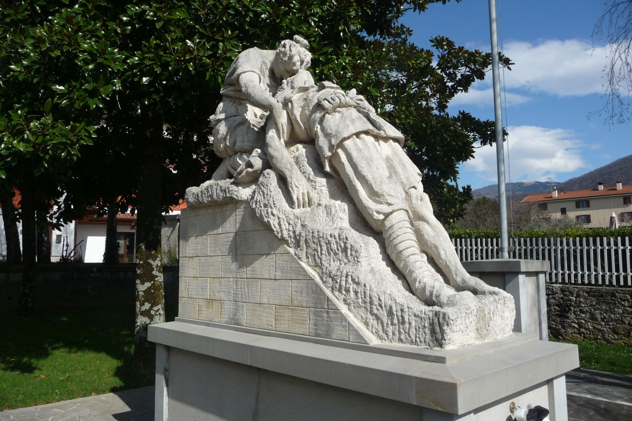 morte del soldato e madre con bambino (monumento ai caduti - a basamento, opera isolata) di Franzolini Antonio (attribuito) (primo quarto XX)