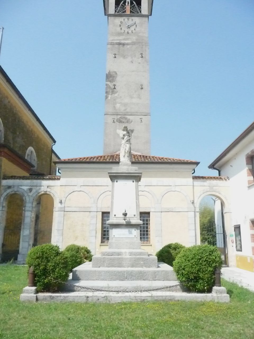 Angelo con croce e palma del martirio (monumento ai caduti - a cippo, opera isolata) di Moro Luigi (attribuito) (primo quarto XX)