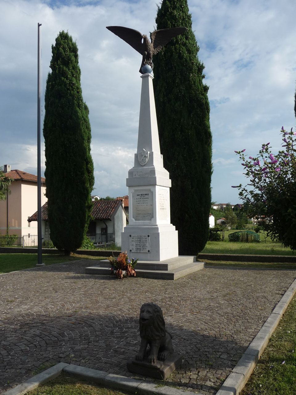 allegoria della Vittoria come aquila (monumento ai caduti - ad obelisco, opera isolata) - manifattura friulana (primo quarto XX)
