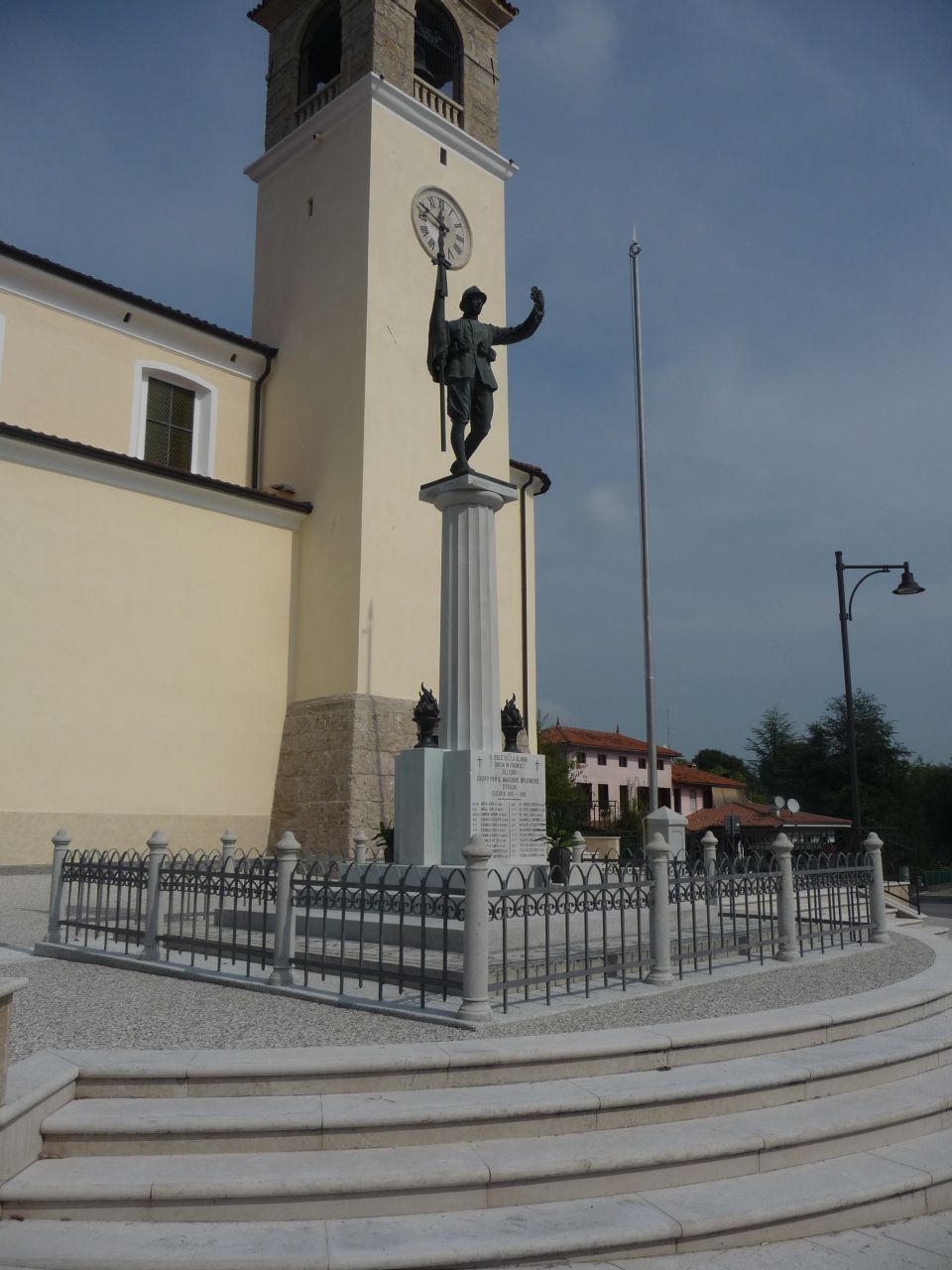 figura di soldato che porta bandiera e catena spezzata (monumento ai caduti - a colonna, opera isolata) di Pischiutti Luigi (attribuito) (secondo quarto XX)