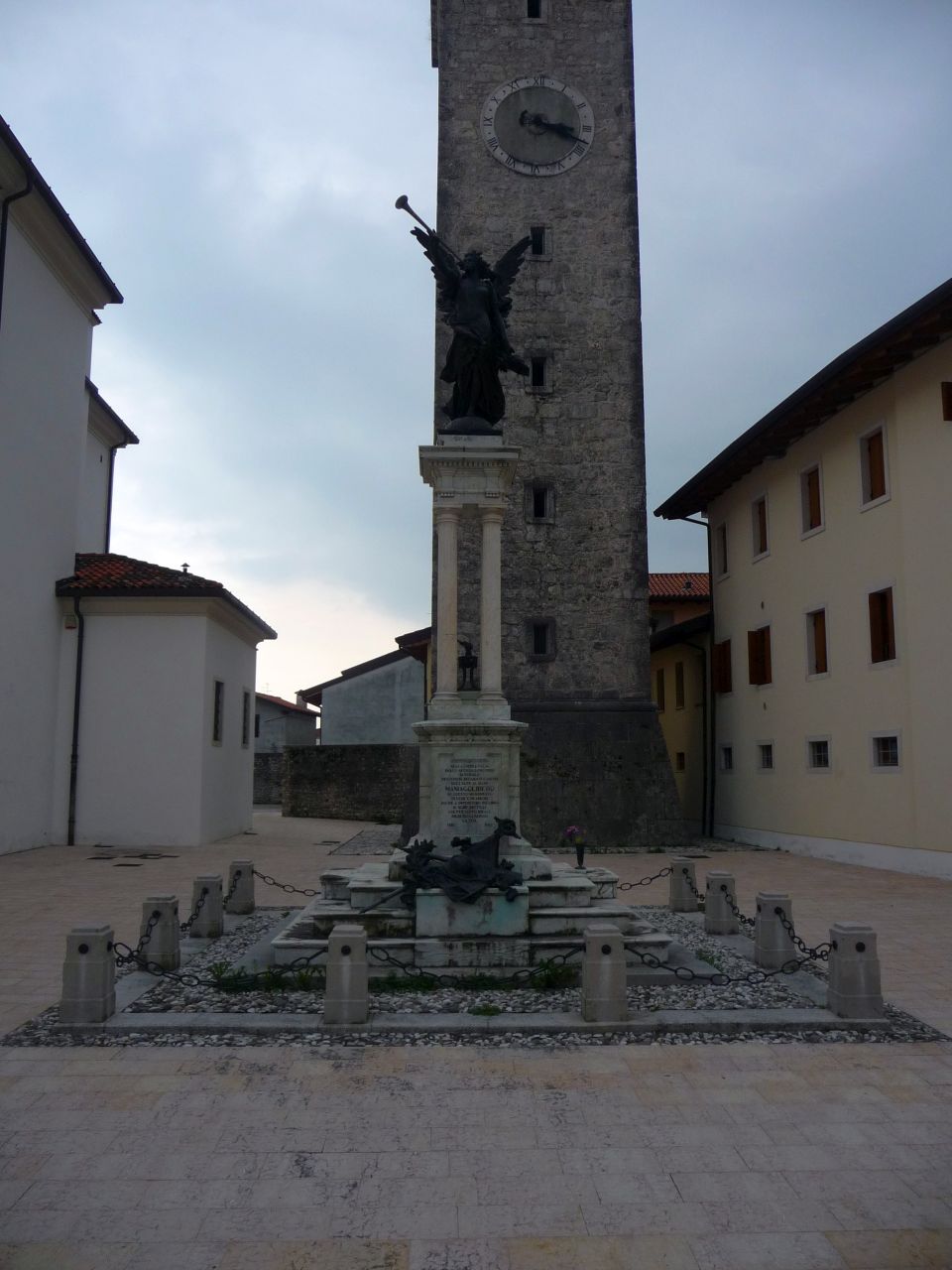 angelo con tromba, tropaion (monumento ai caduti - a colonna, opera isolata) di Ghigli & Vanelli (laboratorio) (secondo quarto XX)