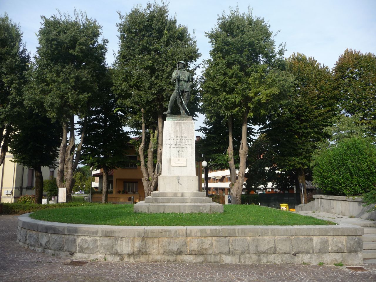 Fante d'Italia, figura di soldato: fante (monumento ai caduti - a basamento, opera isolata) di Mistruzzi Aurelio (attribuito), Fonderia Elmi Roma (attribuito), D'Aronco Raimondo Tommaso (attribuito), Miani Cesare (attribuito) (primo quarto XX)