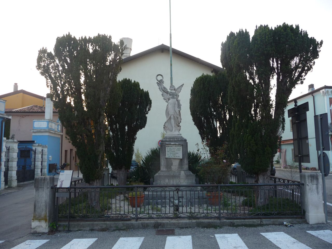 allegoria della Vittoria (monumento ai caduti - ad ara, opera isolata) di Luipieri Giovanni (attribuito) (primo quarto XX)