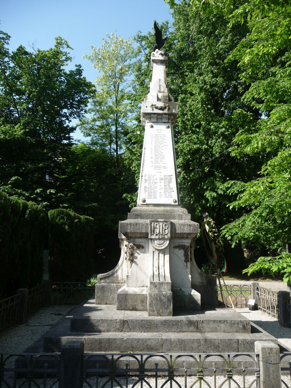 allegoria della Vittoria come aquila (monumento ai caduti - ad obelisco, opera isolata) di Zugolo Noemio (attribuito) (primo quarto XX)