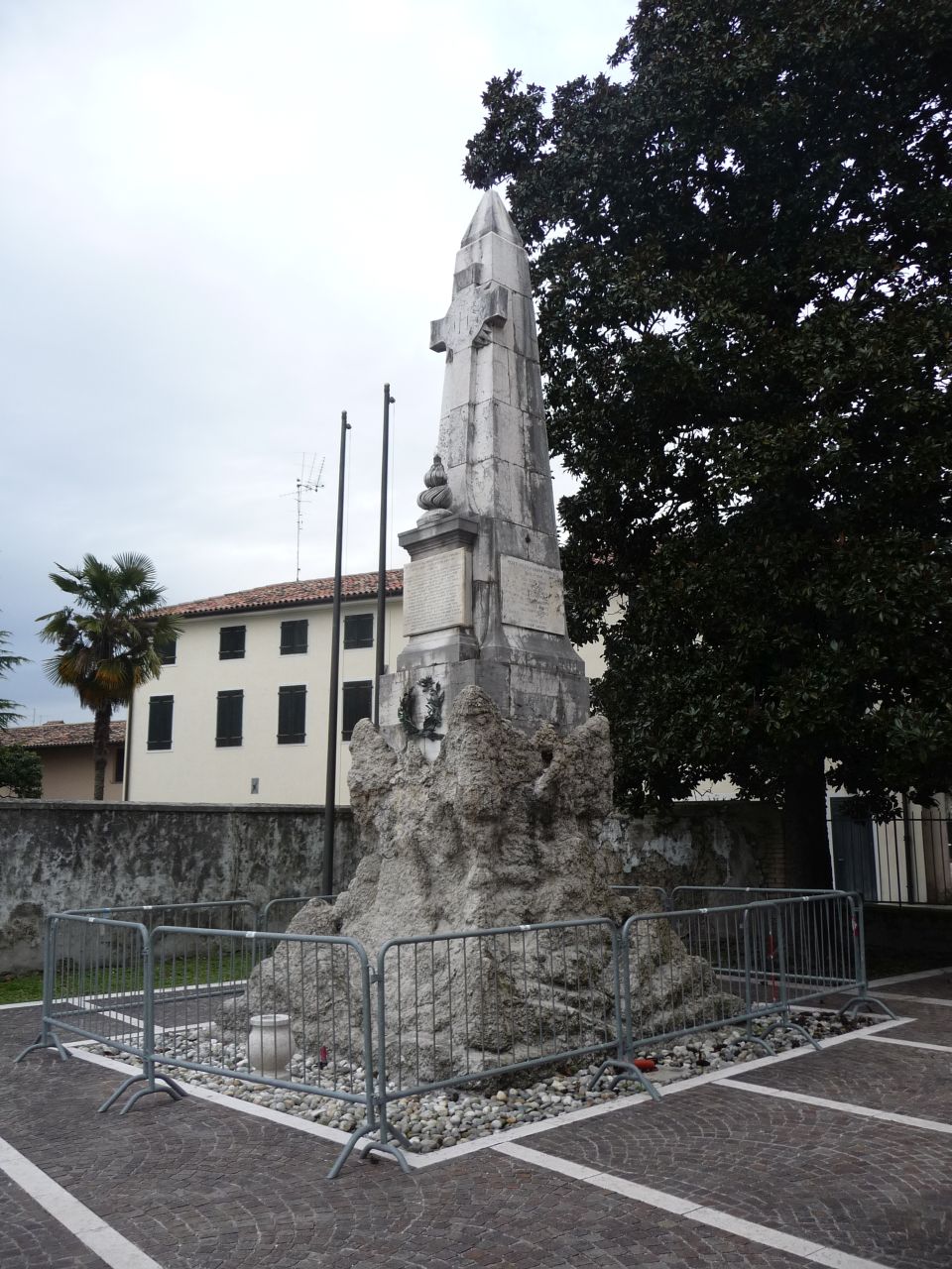 soggetto assente (monumento ai caduti - ad obelisco, opera isolata) di Rupolo Domenico (attribuito) (primo quarto XX)