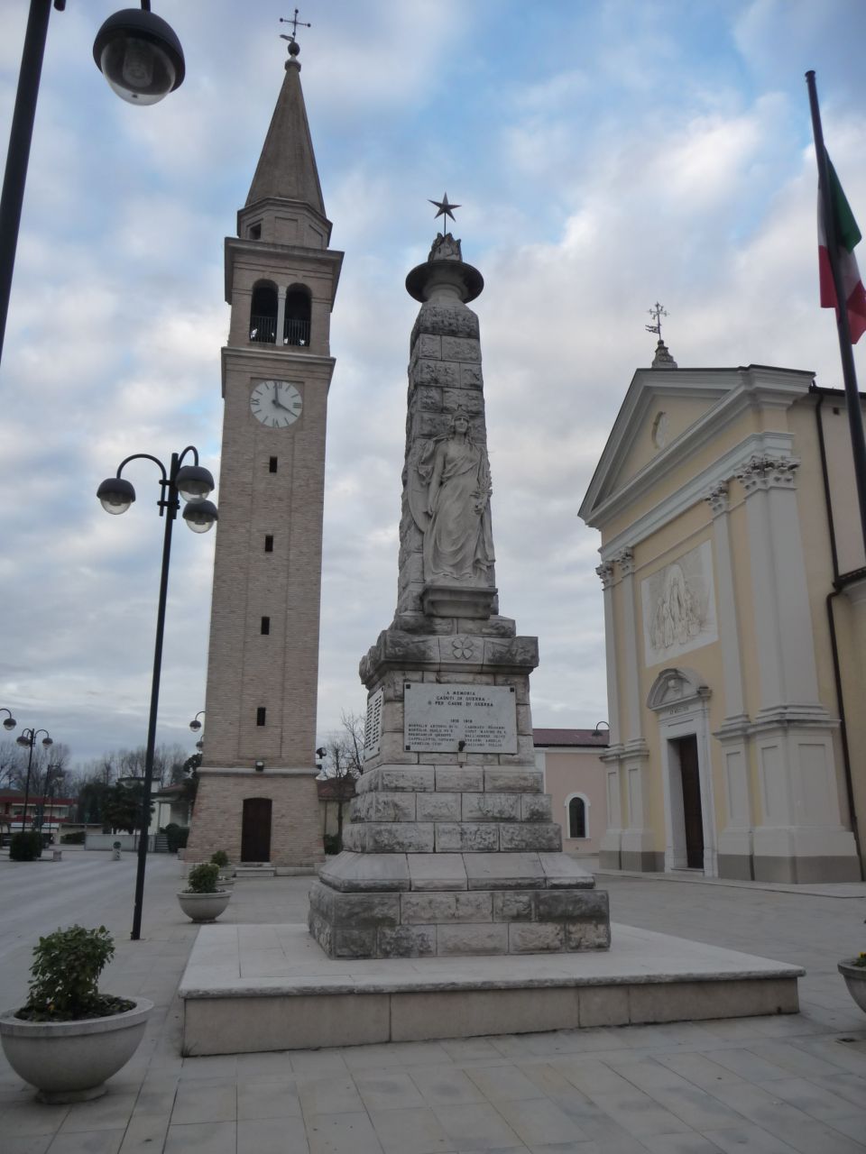 allegoria della Patria (monumento ai caduti - ad obelisco, opera isolata) di Rupolo Domenico (attribuito), De Paoli Luigi (attribuito) (primo quarto XX)