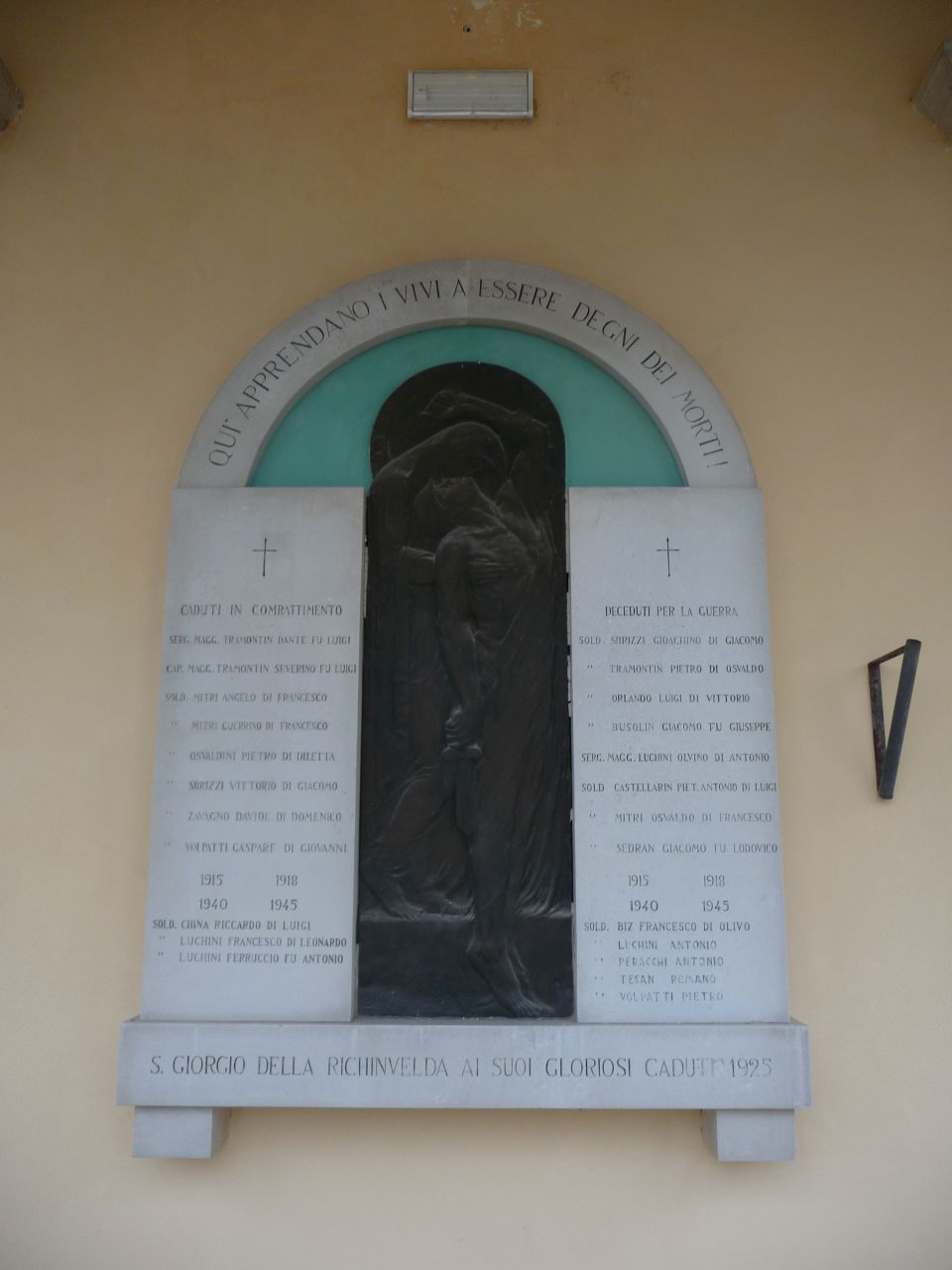 madre sostiene il figlio soldato (lapide commemorativa ai caduti, opera isolata) di Pischiutti Luigi (attribuito) (primo quarto XX)