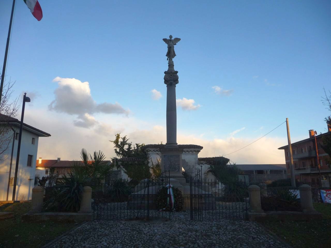 allegoria della Vittoria (monumento ai caduti - a colonna, opera isolata) di Valle Provino (attribuito), Franco Valerio (attribuito), Del Fabbro G (laboratorio) (primo quarto XX)