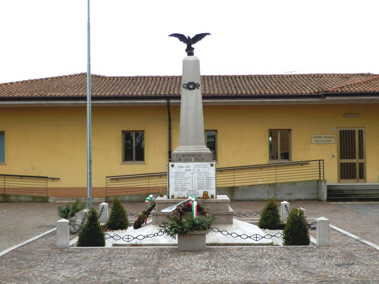 allegoria della Vittoria come aquila (monumento ai caduti - ad obelisco, opera isolata) - manifattura friulana (secondo quarto XX)