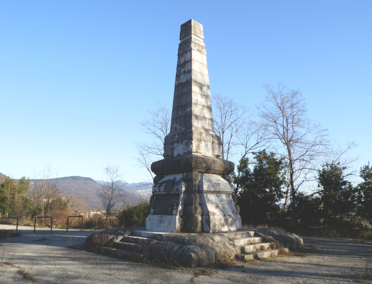 soggetto assente (monumento ai caduti - ad obelisco, opera isolata) di De Grada Riccardo (attribuito) (primo quarto XX)