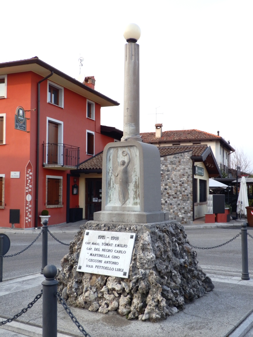 allegoria della Vittoria come donna vestita all'antica (monumento ai caduti - a colonna, opera isolata) di Pischiutti Luigi (attribuito) (primo quarto XX)