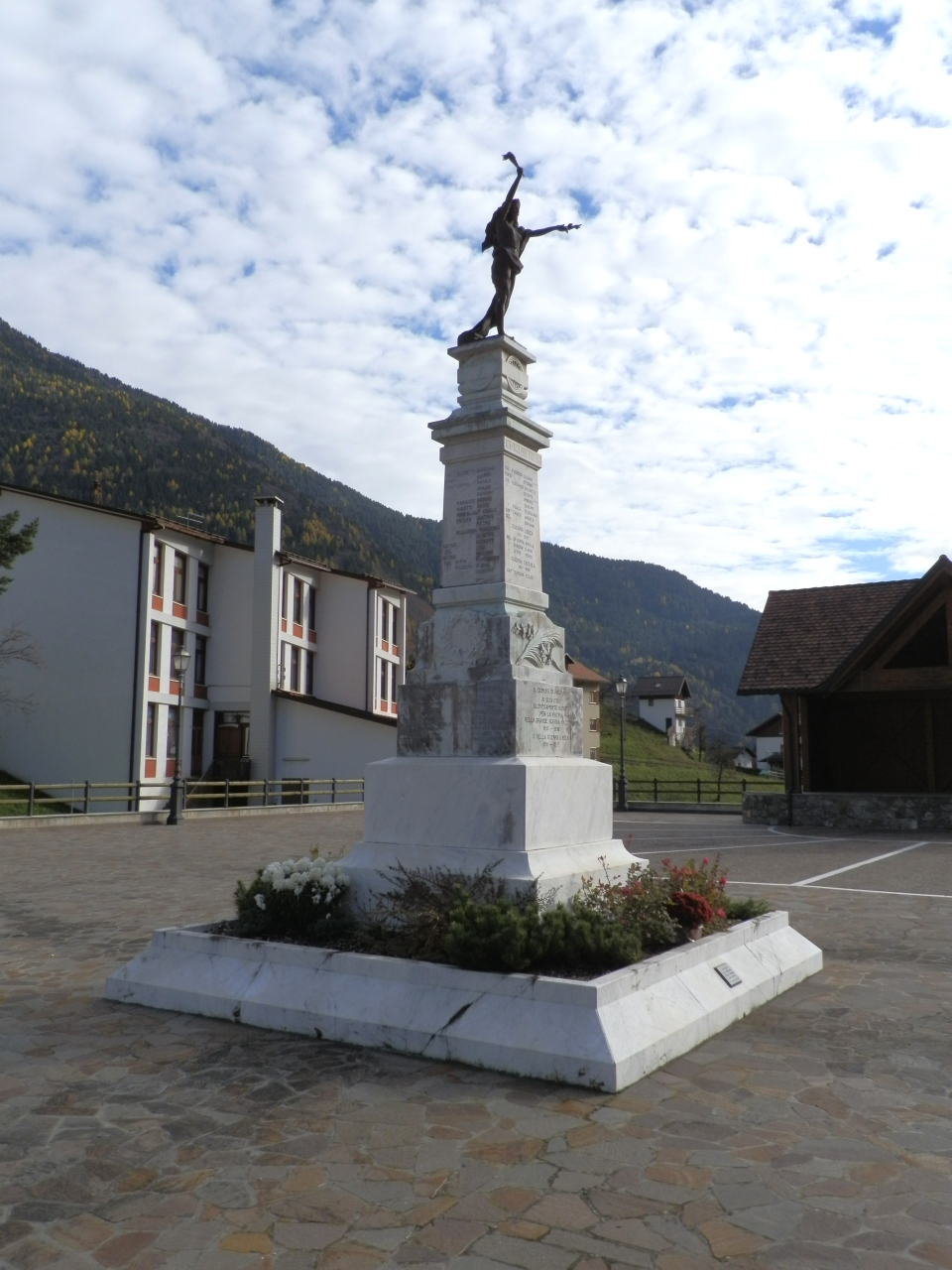 allegoria della Vittoria come donna vestita all'antica (monumento ai caduti - a basamento, opera isolata) di Pochero Celeste (attribuito) (primo quarto XX)