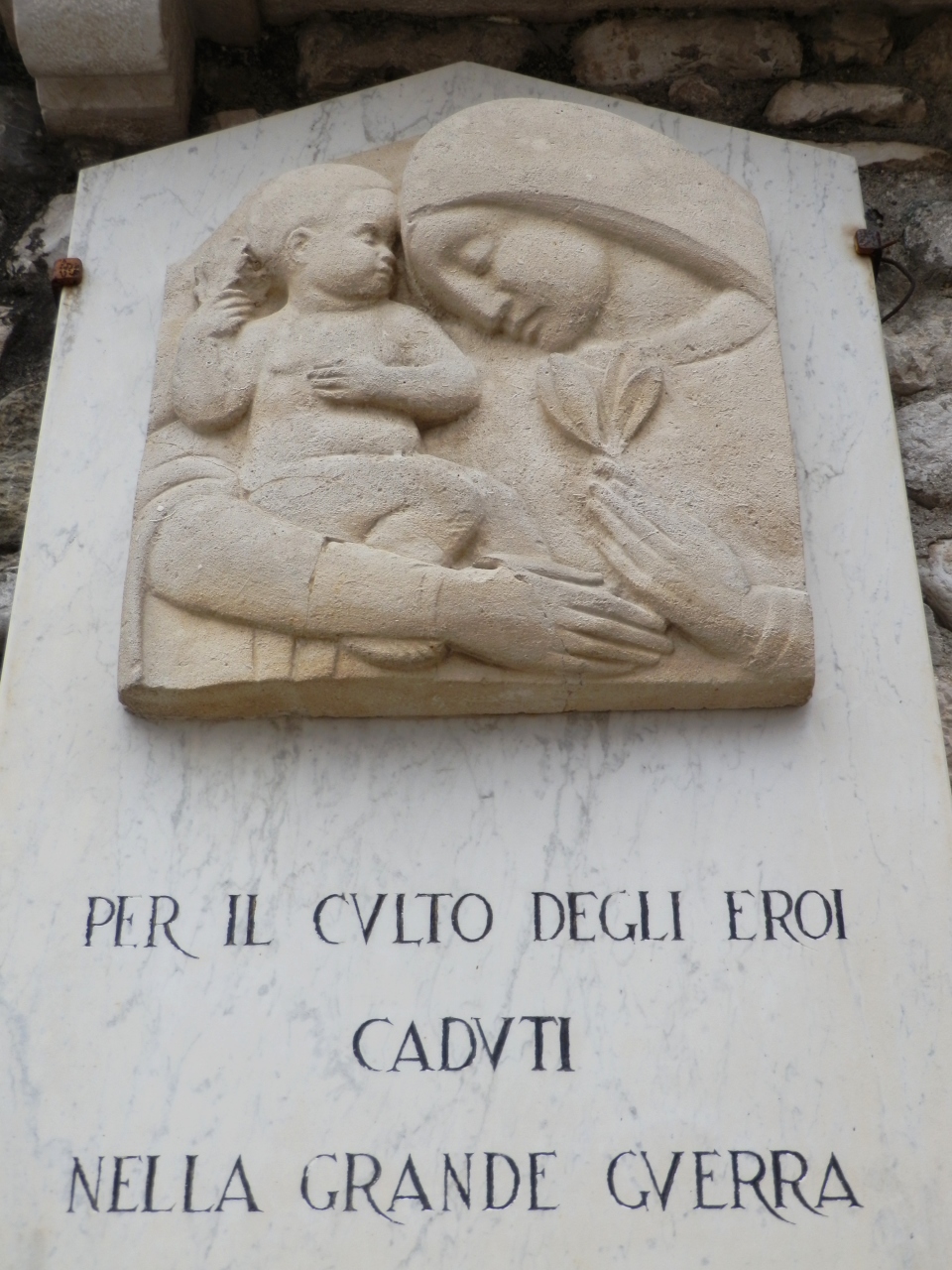 figura di donna col bambino (lapide commemorativa ai caduti, coppia) - ambito friulano (prima metà XX)