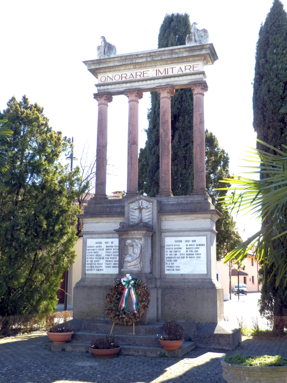 aquila, figura di madre e/o di vedova presso la tomba (monumento ai caduti - a tempietto, opera isolata) di Pischiutti Luigi (attribuito) (secondo quarto XX)