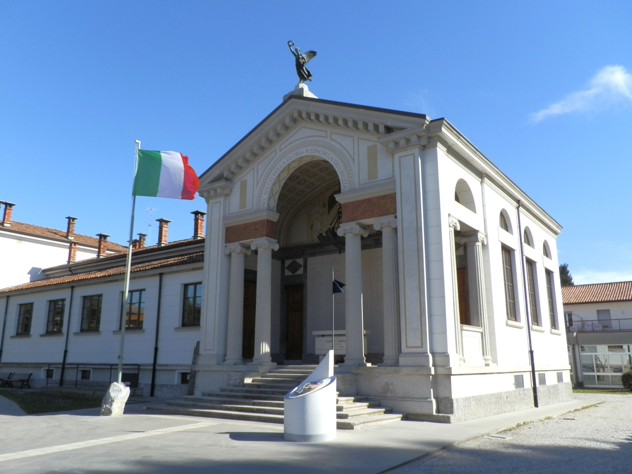 allegoria della Vittoria come donna vestita all'antica, Tropaion in relazione alle armi, allegoria della Vittoria come donna armata vestita all'antica (monumento ai caduti - a portico, opera isolata) di Gilberti Ettore (attribuito), Miani Enrico (attribuito), Piccini Carlo Marx (attribuito) (secondo quarto XX)