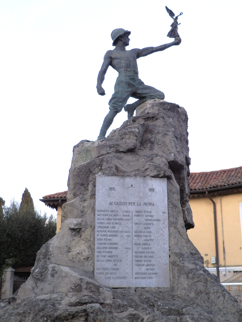 Il fante vittorioso, figura di soldato con allegoria della Vittoria (monumento ai caduti - a montagna figurata, opera isolata) di Mistruzzi Aurelio (attribuito) (primo quarto XX)