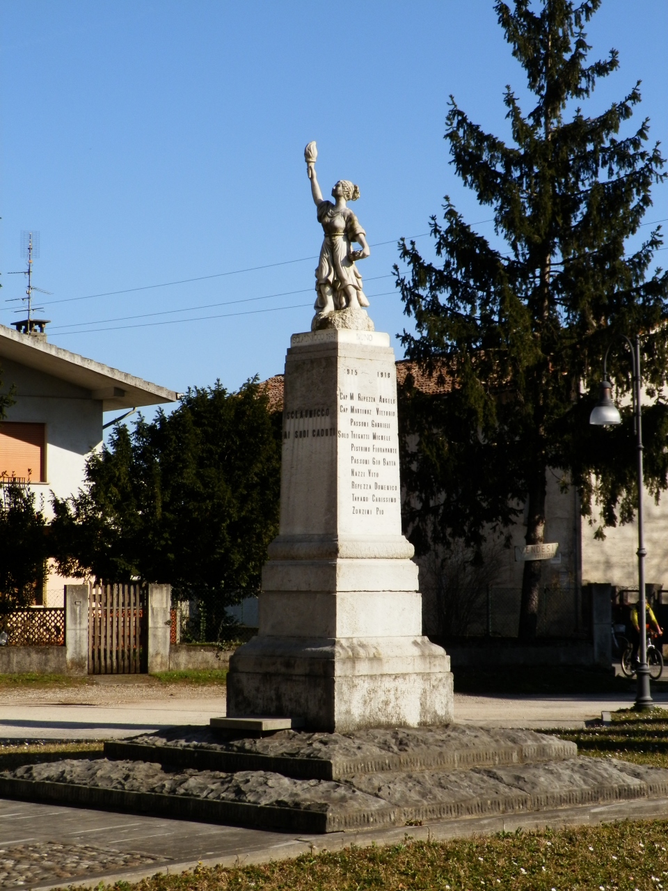 allegoria della Vittoria come donna vestita all'antica (monumento ai caduti - a basamento, opera isolata) di Covis (attribuito) (primo quarto XX)