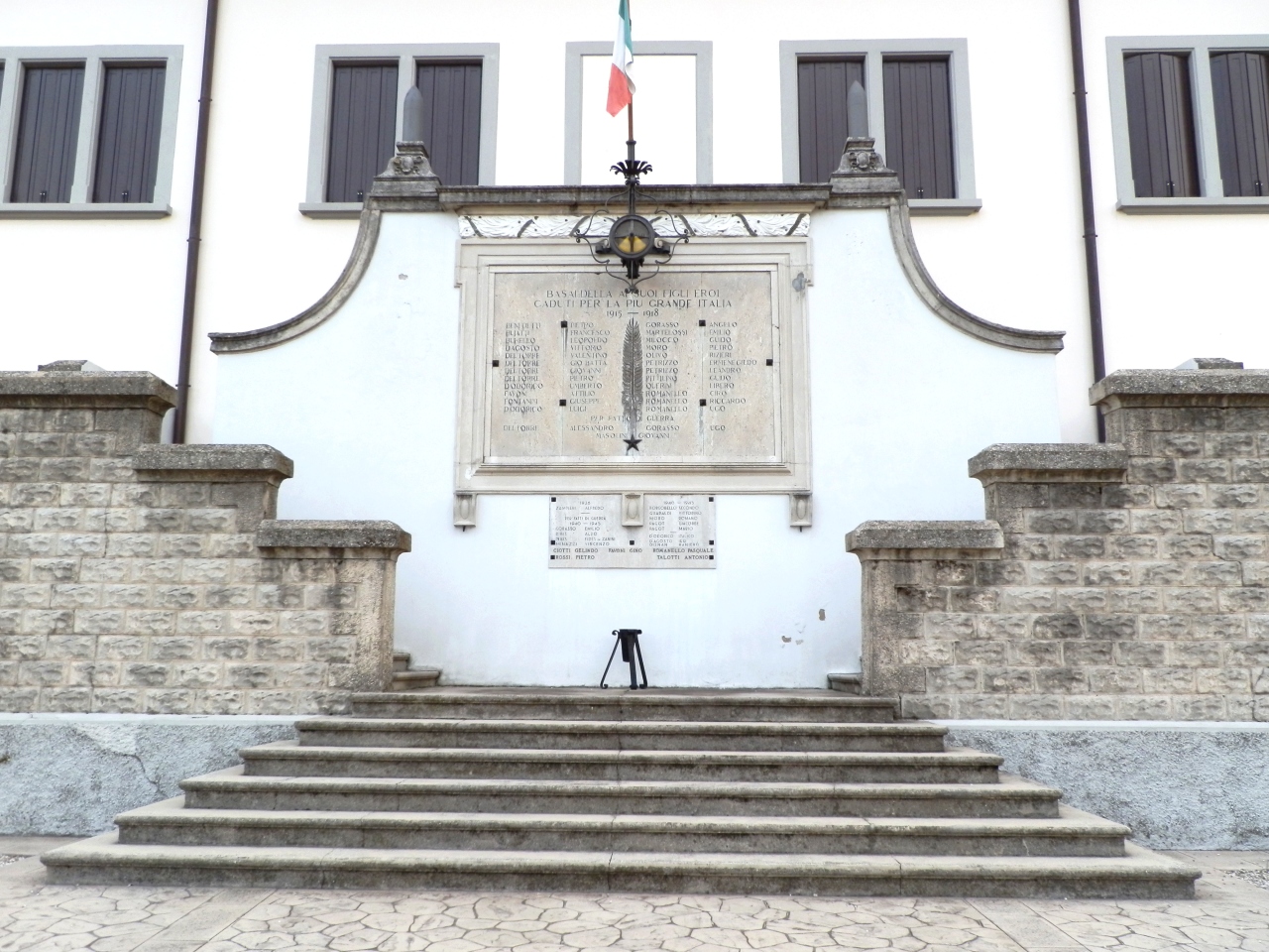 soggetto assente (monumento ai caduti - a scalinata, opera isolata) di Valle Provino (attribuito) (primo quarto XX)