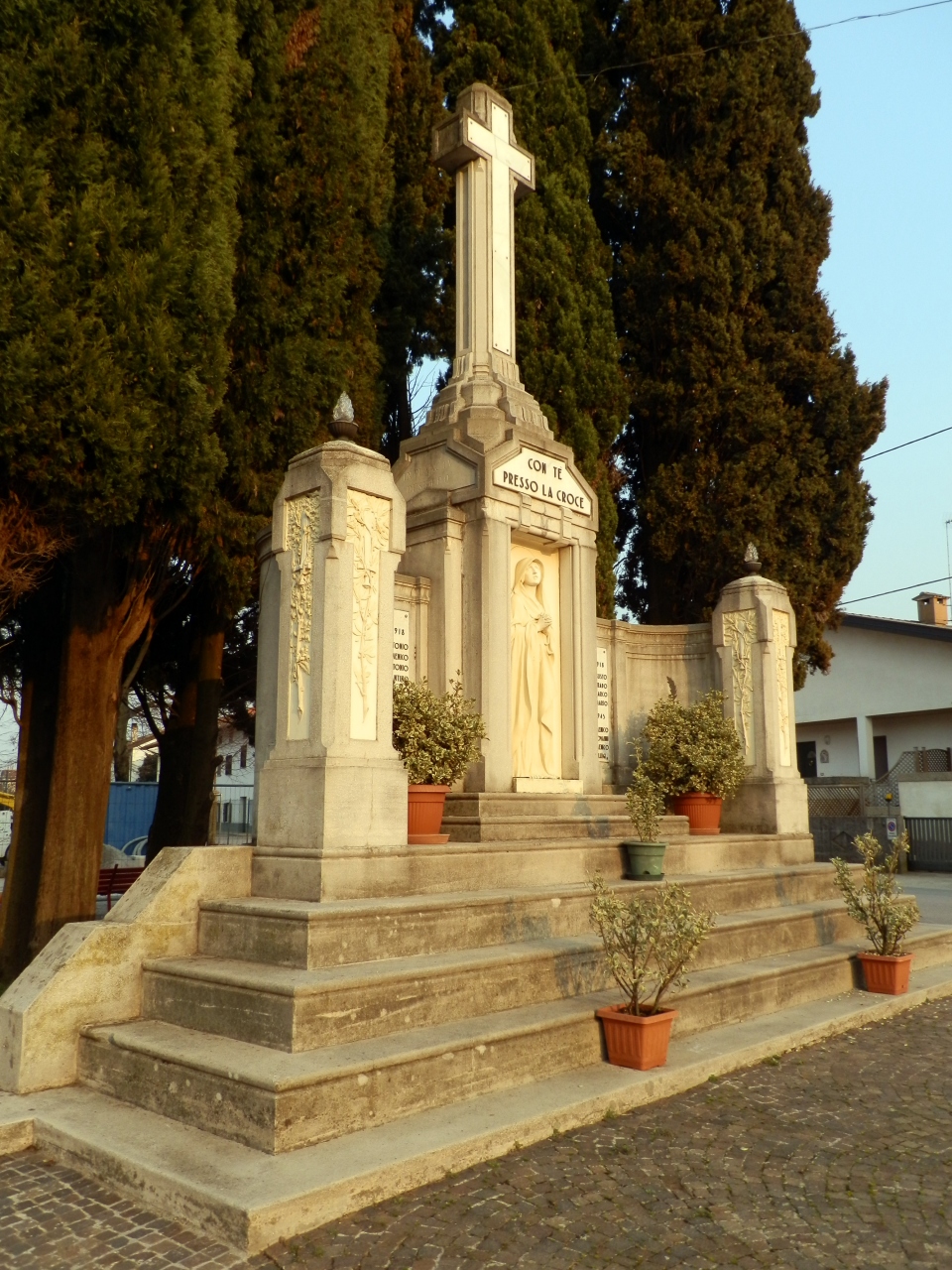 Madonna in preghiera (monumento ai caduti - ad emiciclo, opera isolata) di De Paoli Luigi (attribuito) (primo quarto XX)