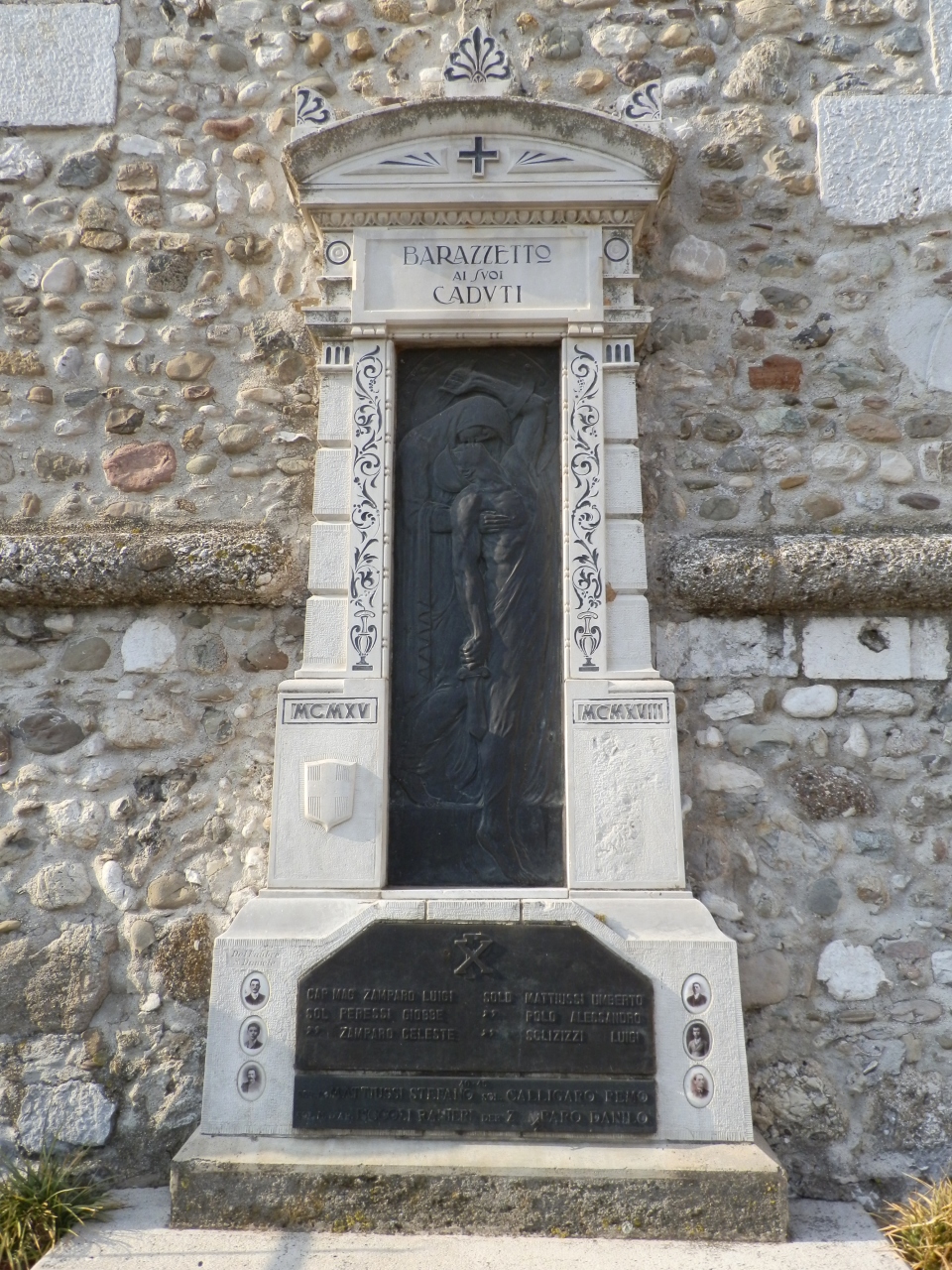 figura di madre col soldato caduto (monumento ai caduti - a stele, opera isolata) di Pischiutti Luigi (attribuito) (secondo quarto XX)