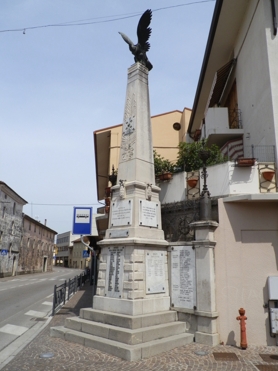 allegoria della Vittoria come aquila (monumento ai caduti - ad obelisco, opera isolata) di Rupolo Domenico (attribuito), Zugolo Luigi (attribuito) (primo quarto XX)