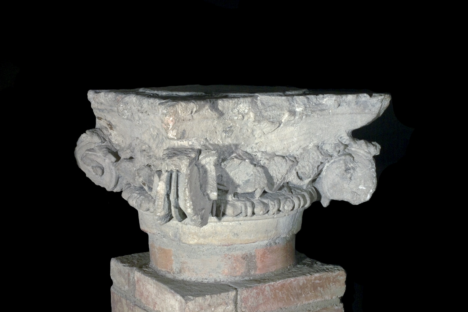 capitello, ionico italico - produzione locale (Età romana imperiale)