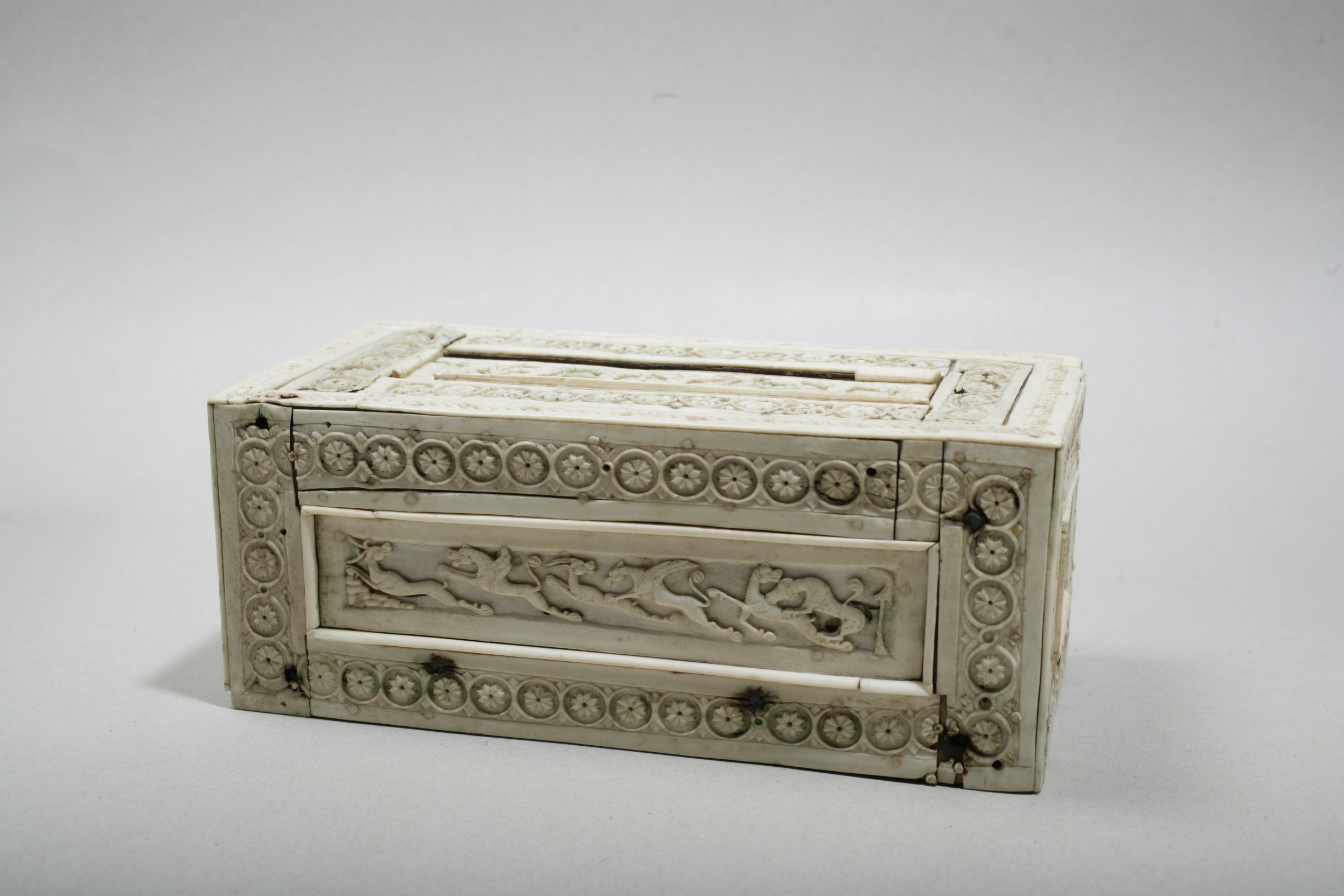 Baccanale di punti, Scena di lotta tra animali, Teoria di animali araldici, Due sirene (cofanetto - a rosette, opera isolata) - bottega bizantina (primo quarto XII)