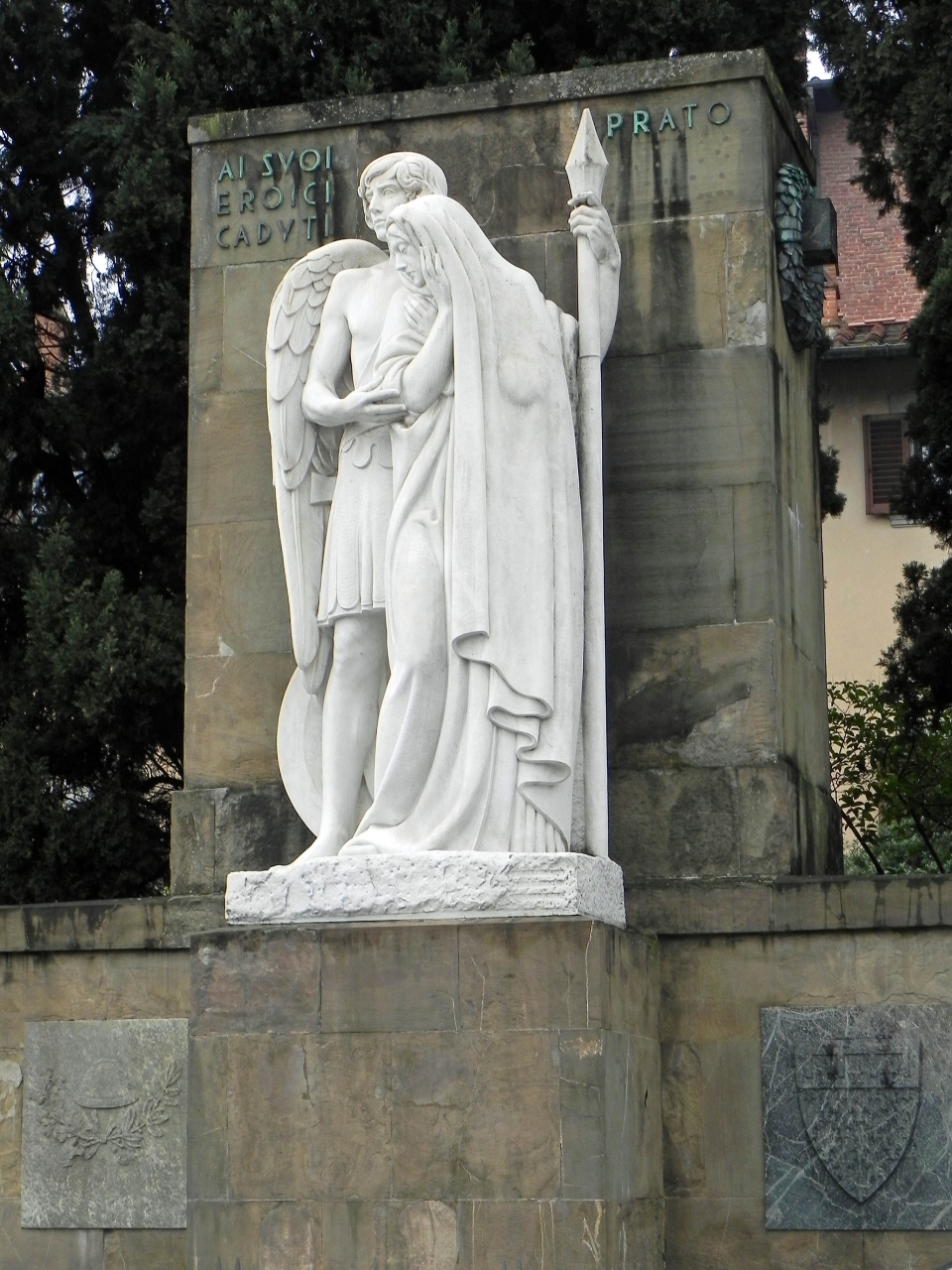 Eroismo che conforta il Dovere, angelo e dolente (monumento ai caduti - ad ara) di Maraini Antonio (sec. XX)